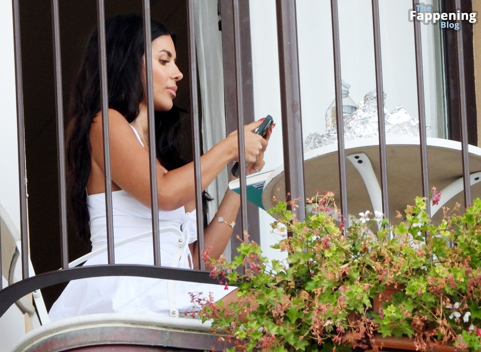 Ekin-Su Cülcüloğlu Enjoys Some Downtime Reading a Book on Holiday in Portofino (35 Photos)