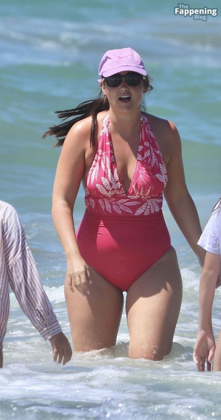 Jacqueline Jossa Has Fun in the Sun on the Beach in Spain (92 Photos)