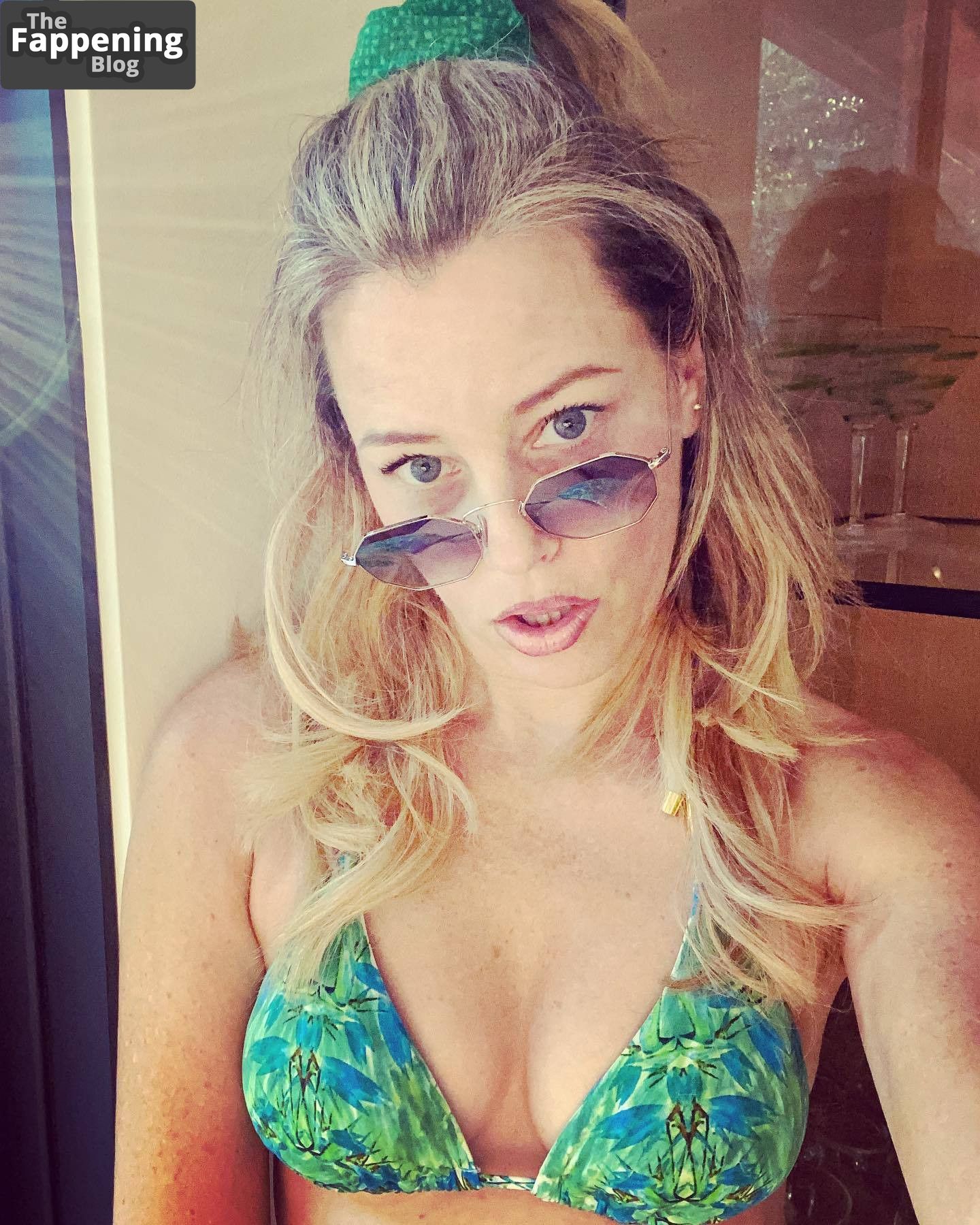 Elizabeth Banks Sexy (10 Photos)