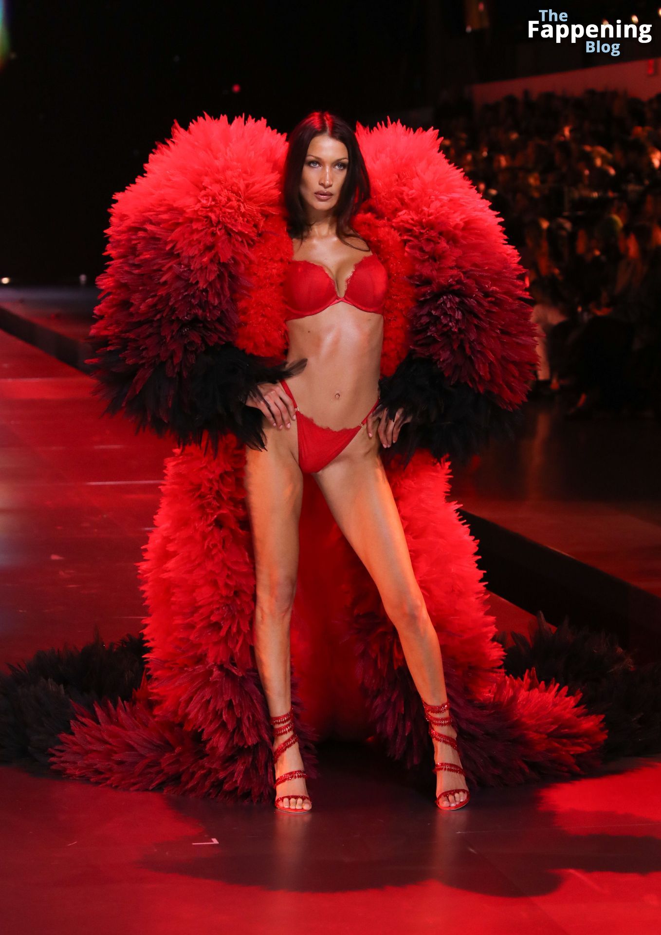 Bella Hadid Looks Stunning in Red at the 2024 Victoria’s Secret Show (63 Photos)