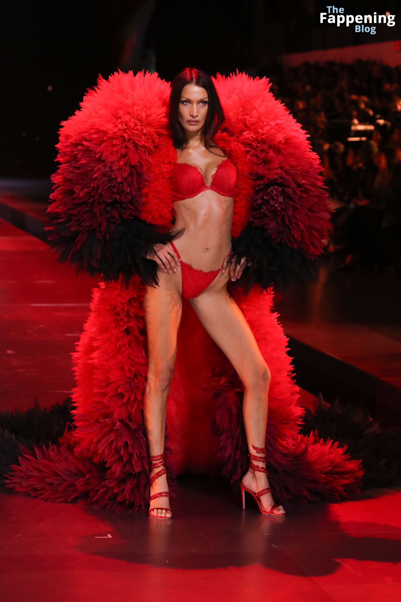 Bella Hadid Looks Stunning in Red at the 2024 Victoria’s Secret Show (63 Photos)