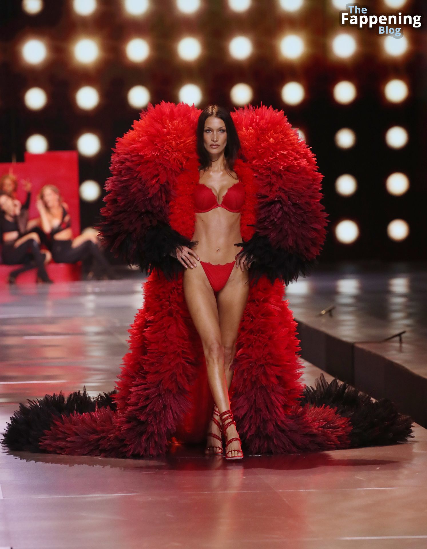 Bella Hadid Looks Stunning in Red at the 2024 Victoria’s Secret Show (63 Photos)