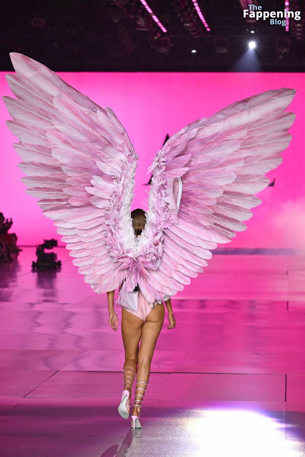 Gigi Hadid Displays Her Sexy Figure at the 2024 Victoria’s Secret Fashion Show (112 Photos)