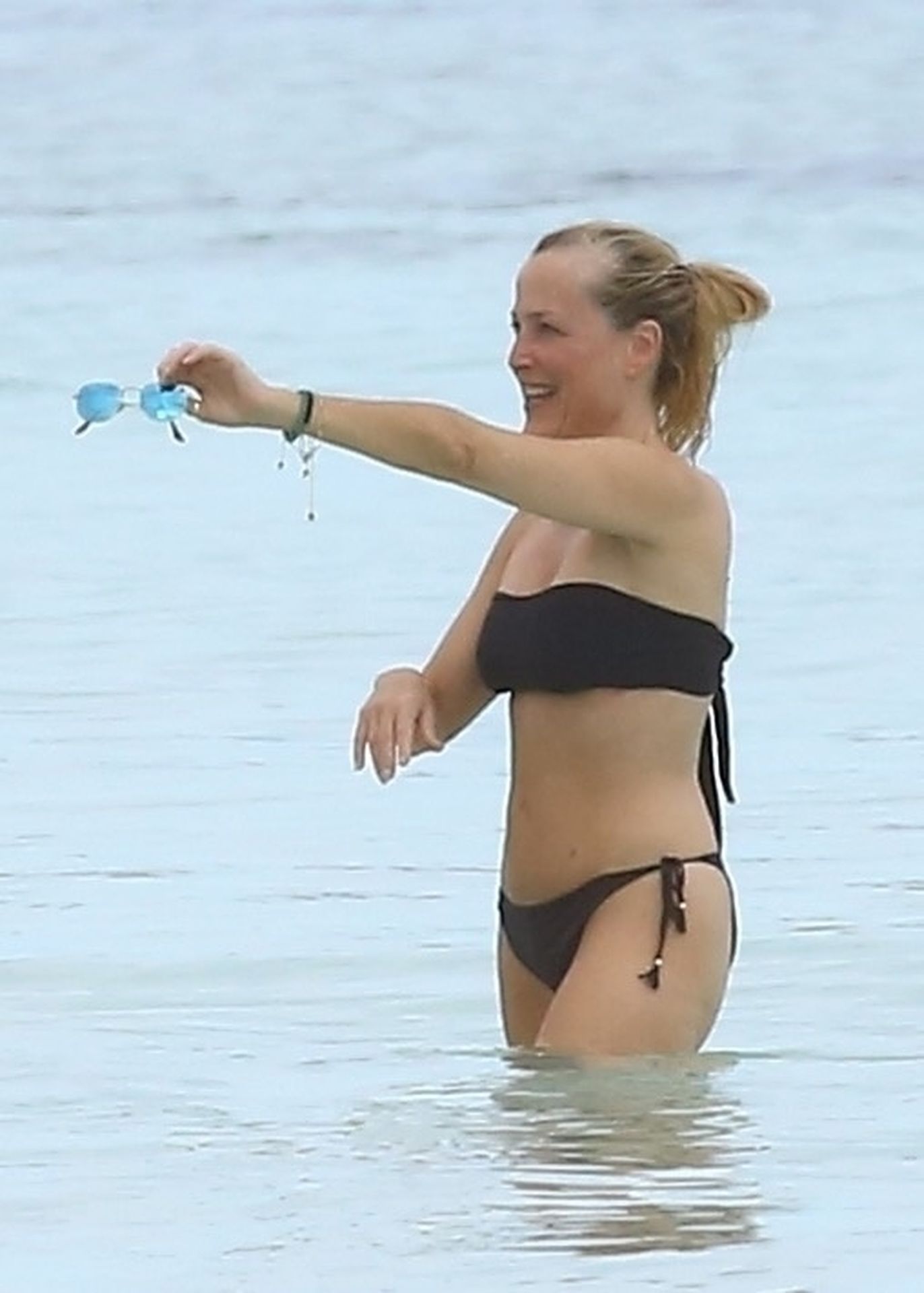 🔴 Gillian Anderson Shows Off Her Sexy Bikini Body on the Beach (31 Photos)