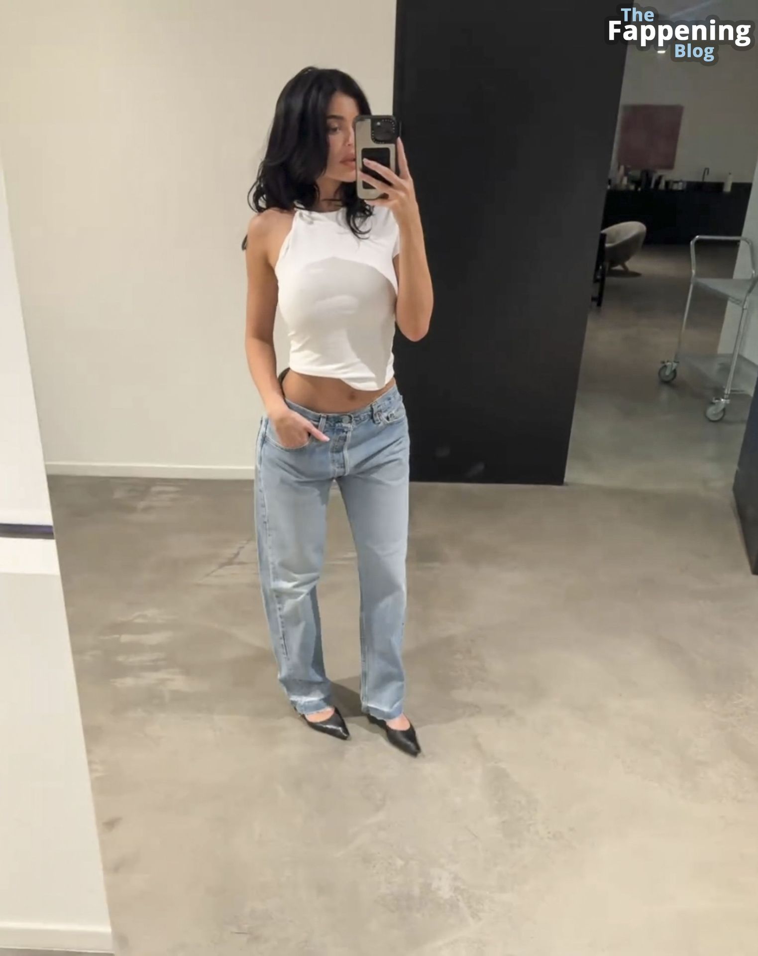 Kylie Jenner Shows Off Her Boobs &amp; Midriff in a Casual T-shirt &amp; Jeans (12 Pics + Video)