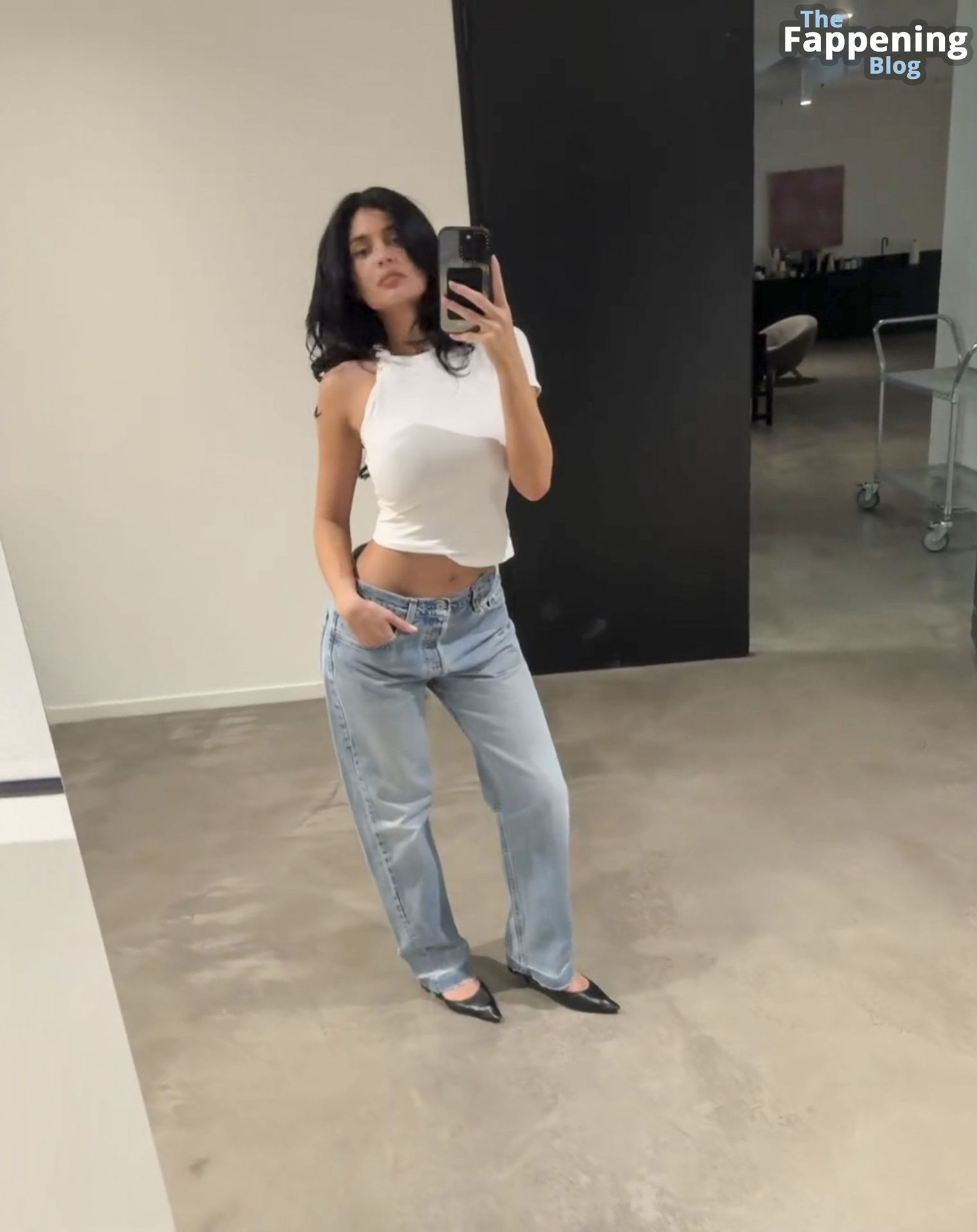 Kylie Jenner Shows Off Her Boobs &amp; Midriff in a Casual T-shirt &amp; Jeans (12 Pics + Video)