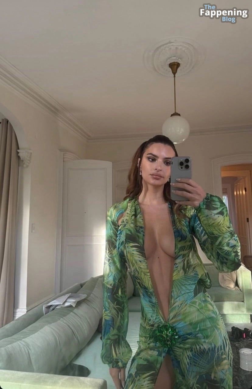 Emily Ratajkowski Displays Her Sexy Tits in an Iconic Green Costume (6 Photos)