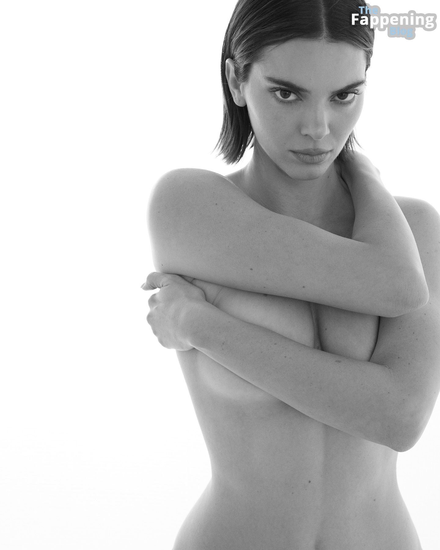 🔴 Kendall Jenner Topless (3 Photos)